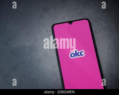 LOD, Israel - 8. Juli 2020: OkCupid App Launch Screen mit Logo auf dem Display eines schwarzen Smartphone auf dunklem Marmor Stein Hintergrund. Draufsicht Stockfoto