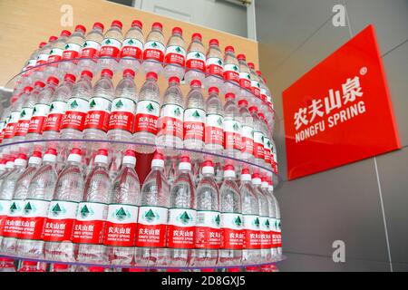 --FEILE--Wasserflaschen, die von Nongfu Spring, einem chinesischen Wasserflaschen- und Getränkeunternehmen, hergestellt werden, sind in einer Werkstatt in einer seiner Faktori gut angeordnet Stockfoto