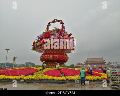 Die Menschen besuchen das Blumenbeet, das auf dem Platz des Himmlischen Friedens für den bevorstehenden Nationalfeiertag in Peking, China, am 23. September 2020 eingerichtet wurde. Stockfoto