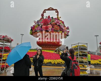 Die Menschen besuchen das Blumenbeet, das auf dem Platz des Himmlischen Friedens für den bevorstehenden Nationalfeiertag in Peking, China, am 23. September 2020 eingerichtet wurde. Stockfoto
