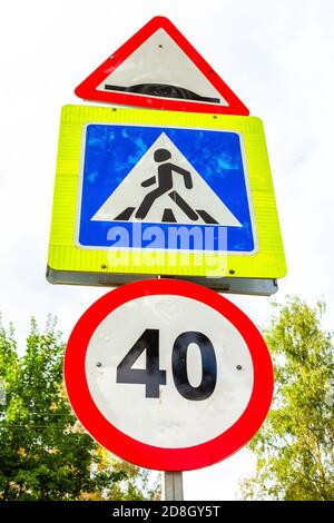 Straßenschild Fußgängerüberweg und Schild begrenzen Geschwindigkeit aus nächster Nähe Stockfoto