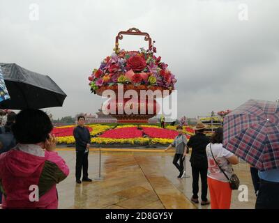 Die Menschen besuchen das Blumenbeet, das auf dem Platz des Himmlischen Friedens für den bevorstehenden Nationalfeiertag in Peking, China, am 23. September 2020 eingerichtet wurde. Stockfoto
