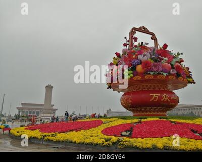 Die Menschen besuchen das Blumenbeet, das auf dem Platz des Himmlischen Friedens für den bevorstehenden Nationalfeiertag in Peking, China, am 23. September 2020 eingerichtet wurde. Stockfoto