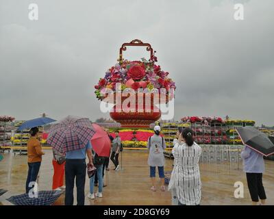 Die Menschen besuchen das Blumenbeet, das auf dem Platz des Himmlischen Friedens für den bevorstehenden Nationalfeiertag in Peking, China, am 23. September 2020 eingerichtet wurde. Stockfoto