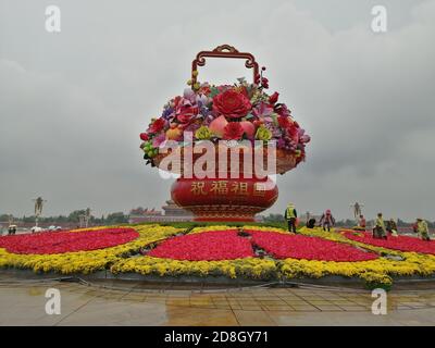 Die Menschen besuchen das Blumenbeet, das auf dem Platz des Himmlischen Friedens für den bevorstehenden Nationalfeiertag in Peking, China, am 23. September 2020 eingerichtet wurde. Stockfoto