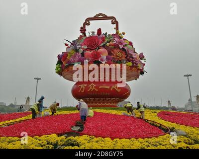 Die Menschen besuchen das Blumenbeet, das auf dem Platz des Himmlischen Friedens für den bevorstehenden Nationalfeiertag in Peking, China, am 23. September 2020 eingerichtet wurde. Stockfoto