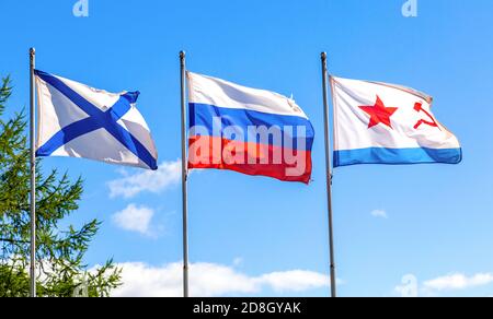 Russische Staats- und Marine-Flaggen winken im Wind dagegen Der Bluesky Stockfoto