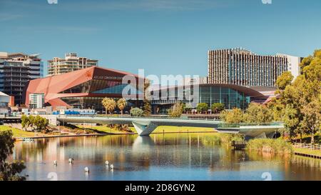 Adelaide, South Australia - 23. Februar 2020: Skyline von Adelaide an einem hellen Tag über die Riverbank Stockfoto