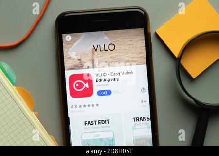 New York, USA - 26. Oktober 2020: VLLO Easy Video Editing Mobile App Logo auf dem Handy-Bildschirm Nahaufnahme, illustrative Editorial Stockfoto