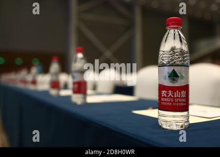--FILE--Flaschen Wasser von Nongfu Spring, ein chinesisches Wasser-und Getränkeunternehmen, werden auf einem Tisch für die Teilnehmer an einem Treffpunkt, Beiji Stockfoto