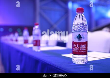 --FILE--Flaschen Wasser von Nongfu Spring, ein chinesisches Wasser-und Getränkeunternehmen, werden auf einem Tisch für die Teilnehmer an einem Treffpunkt, Beiji Stockfoto