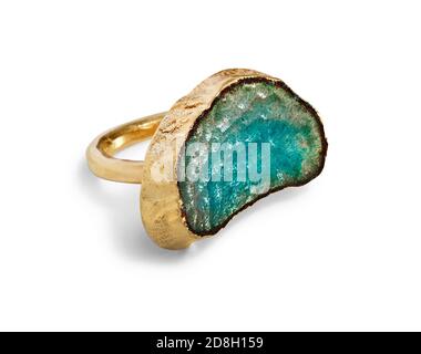 Handgefertigter Ring mit türkisfarbenem Emaille-Stein von Ofendesign Studio Fotografiert auf weißem Hintergrund Stockfoto