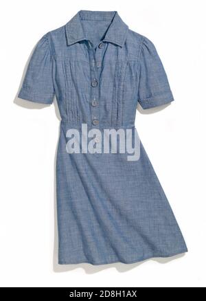 Kurzarm, Kragen, Denim-Kleid von Paper, Denim & Cloth auf weißem Hintergrund fotografiert Stockfoto