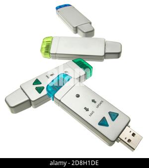Vier mehrfarbige usb-Cellstick-Flash-Laufwerke auf einem weißen fotografiert Hintergrund Stockfoto