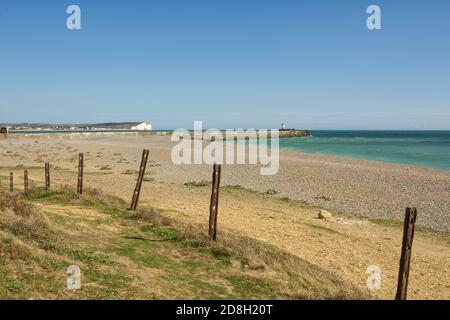 Kiesstrand und Hafenarm in Newhaven, East Sussex, England Stockfoto