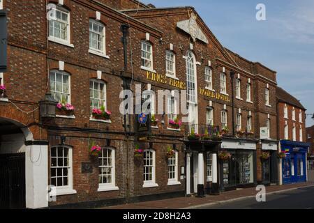 Gemischte Architektur von alten Gebäuden in der Einkaufsstraße, Godalming, Surrey, England. Das Kings Arms Royal Hotel Stockfoto