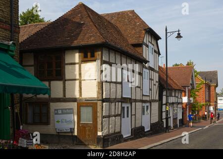 Gemischte Architektur von alten Gebäuden in der Einkaufsstraße, Godalming, Surrey, England Stockfoto