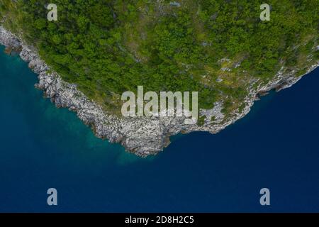 Moscenicka Draga, Kroatien - Luftaufnahme von oben nach unten der schönen kroatischen Küste mit Adria. Stockfoto