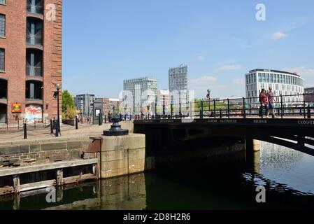 Blick auf die Albert Dock Salthouse Bridge, in Liverpools erneutem Hafengebiet Merseyside in England, Großbritannien Stockfoto