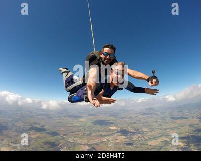 Skydiving Tandem Glück mittleren Alters Mann Stockfoto