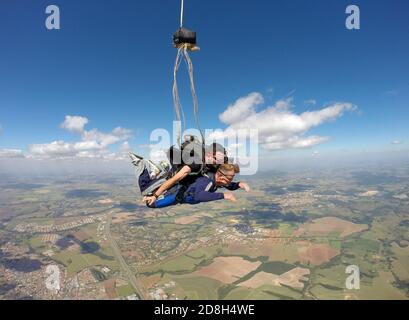 Skydiving Tandem Glück mittleren Alters Mann Stockfoto