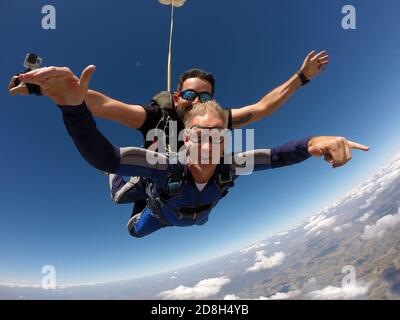Skydiving Tandem Glück mittleren Alters Mann Stockfoto