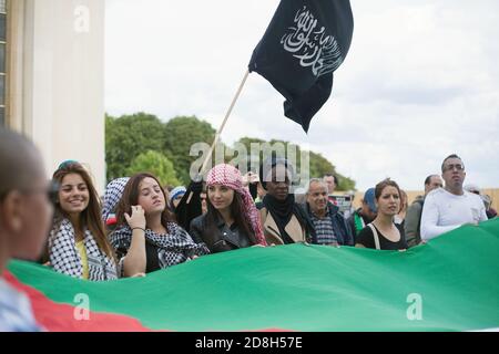 Daeh schwarze Flaggen des islamischen Staates in einem pro-palästinensischen Demonstration in Paris Trocadero Frankreich Stockfoto