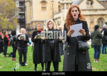 Opernsänger treten während eines Protestes auf, der mehr Mittel für die darstellenden Künste am Parliament Square in London fordert. Bilddatum: Freitag, 30. Oktober 2020. Bildnachweis sollte lauten: Matt Crossick/Empics Stockfoto