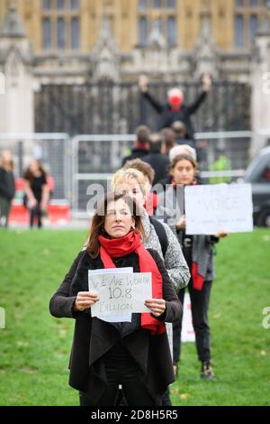 Opernsänger treten während eines Protestes auf, der mehr Mittel für die darstellenden Künste am Parliament Square in London fordert. Bilddatum: Freitag, 30. Oktober 2020. Bildnachweis sollte lauten: Matt Crossick/Empics Stockfoto