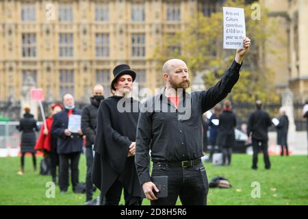 Opernsänger treten während eines Protestes auf, der mehr Mittel für die darstellenden Künste am Parliament Square in London fordert. Bilddatum: Freitag, 30. Oktober 2020. Bildnachweis sollte lauten: Matt Crossick/Empics Stockfoto