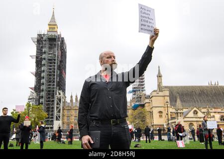 Opernsänger treten während eines Protestes auf, der mehr Mittel für die darstellenden Künste am Parliament Square in London fordert. Bilddatum: Freitag, 30. Oktober 2020. Bildnachweis sollte lauten: Matt Crossick/Empics Stockfoto