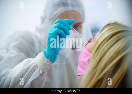 Am 22. Oktober 2020 nimmt die Krankenschwester eine Probe für covid-19 an der Probenahmestelle in der Revolucni Straße in Prag. Die tägliche Zunahme der neuen Fälle von cor Stockfoto