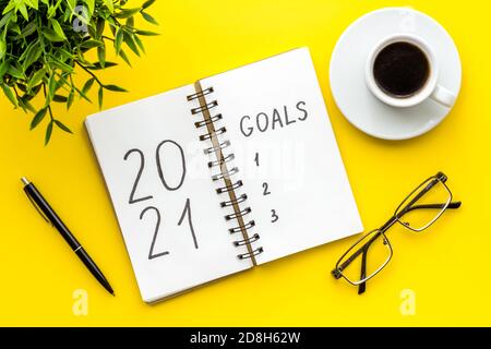 Inspiration Konzept - Neujahr Ziele in Notebook auf einem Tisch geschrieben, flach legen Stockfoto