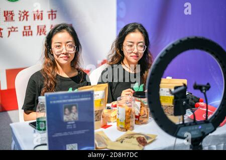 Livestreamer stellen Produkte an einem Livestreaming-Stand vor, der auf der 6. (Jinan) E-Commerce Industry Expo in Jinan, dem ostchinesischen Shandong Prov, eingerichtet wurde Stockfoto