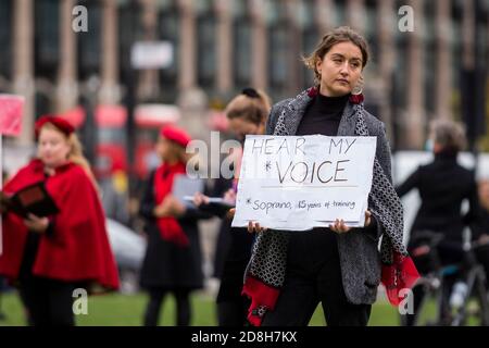 London, Großbritannien. 30. Oktober 2020. Opernsänger treten während "Survival in the Square" auf, am Tag fünf einer Woche lange Reihe von kreativen Aktivitäten, die jeden Tag auf dem Parliament Square stattfinden. Die Veranstaltung wird von #WeMakeEvents organisiert, einer internationalen Bewegung, die betont, dass der Sektor der Live-Events dringend Unterstützung von lokalen Regierungen benötigt, um die Covid-19-Krise zu überleben. Kredit: Stephen Chung / Alamy Live Nachrichten Stockfoto