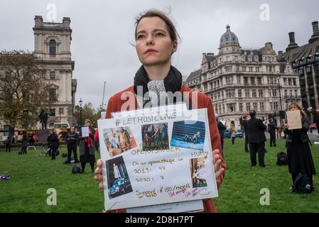 London, Großbritannien. 30. Oktober 2020. Opernsänger treten während "Survival in the Square" auf, am Tag fünf einer Woche lange Reihe von kreativen Aktivitäten, die jeden Tag auf dem Parliament Square stattfinden. Die Veranstaltung wird von #WeMakeEvents organisiert, einer internationalen Bewegung, die betont, dass der Sektor der Live-Events dringend Unterstützung von lokalen Regierungen benötigt, um die Covid-19-Krise zu überleben. Kredit: Stephen Chung / Alamy Live Nachrichten Stockfoto