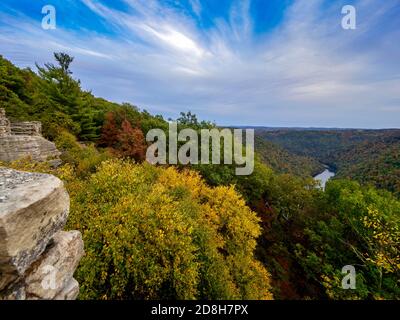 Blick von der Spitze des Cooper's Rock in Coopers Rock State Forest in West Virginia direkt vor Sonnenuntergang mit dem Tal der Herbst farbigen Bäume unten, die Stockfoto