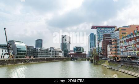 DÜSSELDORF, BELGIEN - 15. Jul 2020: Panoramablick auf eine Brücke über die Rheindurchfahrt durch düsseldorf Stockfoto