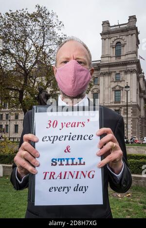 London, Großbritannien. 30. Oktober 2020. Opernsänger treten während "Survival in the Square" auf, am Tag fünf einer Woche lange Reihe von kreativen Aktivitäten, die jeden Tag auf dem Parliament Square stattfinden. Die Veranstaltung wird von #WeMakeEvents organisiert, einer internationalen Bewegung, die betont, dass der Sektor der Live-Events dringend Unterstützung von lokalen Regierungen benötigt, um die Covid-19-Krise zu überleben. Kredit: Stephen Chung / Alamy Live Nachrichten Stockfoto