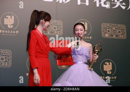 Die chinesische Schauspielerin Zhou Dongyu gewinnt den Preis für die beste Schauspielerin bei den 29. Golden Rooster Awards in Zhengzhou, der zentralchinesischen Provinz Henan, 26 Sept Stockfoto