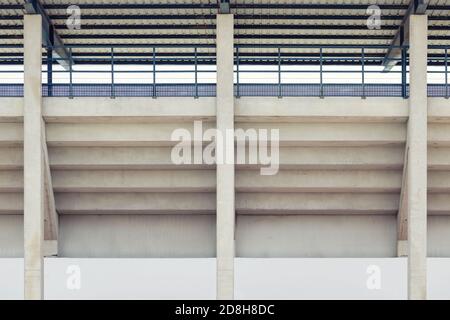 Sportanlage. Leere Stände in einem Fußballstadion Stockfoto