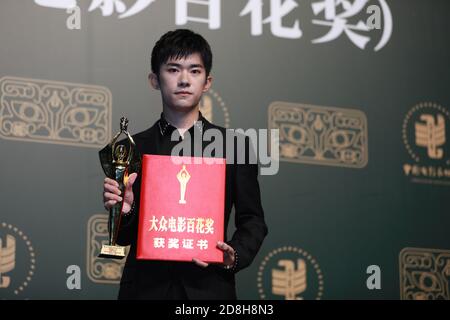 Der chinesische Sänger, Tänzer und Schauspieler Jackson Yee gewinnt den Best Newcomer Award der 35. Hundert Flowers Awards in Zhengzhou, Henan, Zentralchinas Stockfoto