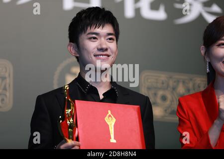 Der chinesische Sänger, Tänzer und Schauspieler Jackson Yee gewinnt den Best Newcomer Award der 35. Hundert Flowers Awards in Zhengzhou, Henan, Zentralchinas Stockfoto