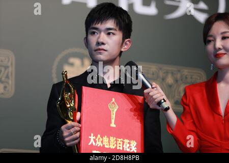 Der chinesische Sänger, Tänzer und Schauspieler Jackson Yee gewinnt den Best Newcomer Award der 35. Hundert Flowers Awards in Zhengzhou, Henan, Zentralchinas Stockfoto