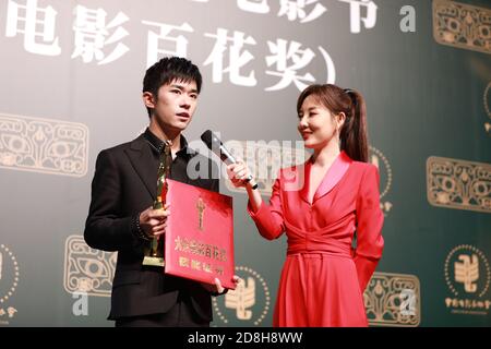 Der chinesische Sänger, Tänzer und Schauspieler Jackson Yee gewinnt den Best Newcomer Award der 35. Hundert Flowers Awards in Zhengzhou, Henan, Zentralchinas Stockfoto