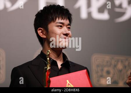 Der chinesische Sänger, Tänzer und Schauspieler Jackson Yee gewinnt den Best Newcomer Award der 35. Hundert Flowers Awards in Zhengzhou, Henan, Zentralchinas Stockfoto