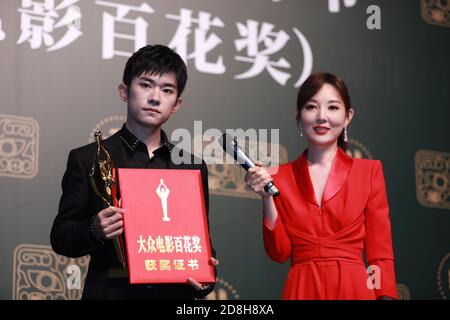 Der chinesische Sänger, Tänzer und Schauspieler Jackson Yee gewinnt den Best Newcomer Award der 35. Hundert Flowers Awards in Zhengzhou, Henan, Zentralchinas Stockfoto