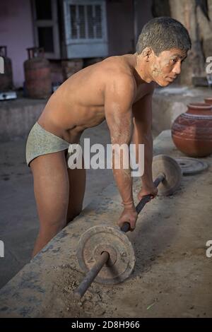 Delhi, Indien, Mai 2012. Kushti Wrestler in der Akhara in seinem täglichen Training. Stockfoto