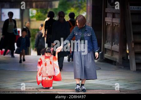 Japanische Mädchen mit ihrer Mutter feiern Shichi-Go-San Ritual am Oyama Jinja Schrein, Kanazawa Stockfoto