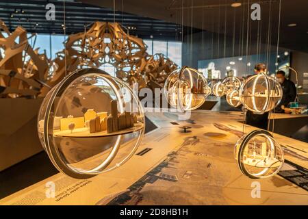 Ausstellung im Innenraum des Museums für Fragen der Zukunft Futurium in Berlin, Deutschland Stockfoto